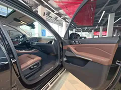 2023 BMW X7 xDrive40i Luxury Package, чёрный — фото 29