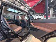 2023 BMW X7 xDrive40i Luxury Package, чёрный — фото 38