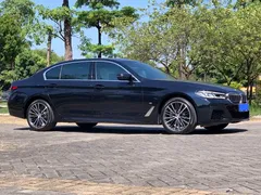 2023 BMW 5 Series 530Li Leading M Sport Package, чёрный — фото 3