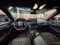2021 BMW 5 Series 530Li Leading M Sport Package, чёрный — фото 7