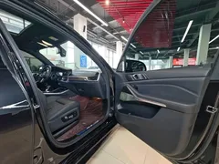 2022 BMW X5 M, чёрный — фото 24