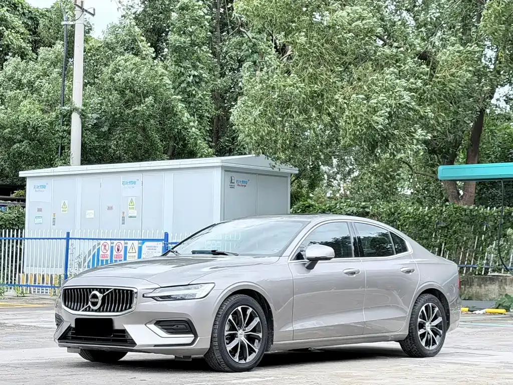 2022 Volvo S60 B4 Luxury