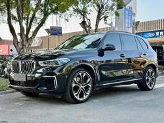 2022 BMW X5 40Li Premium M Sport Package, чёрный — фото 1