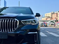 2022 BMW X5 40Li Premium M Sport Package, чёрный — фото 3