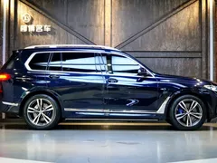 2023 BMW X7 xDrive40i Premium M Sport Package, чёрный — фото 3