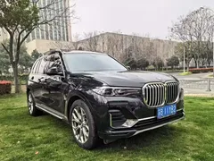 2022 BMW X7 xDrive40i Luxury Package, чёрный — фото 3