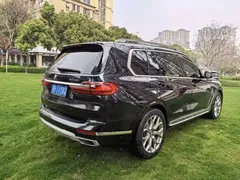 2022 BMW X7 xDrive40i Luxury Package, чёрный — фото 4