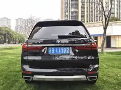 2022 BMW X7 xDrive40i Luxury Package, чёрный — фото 5