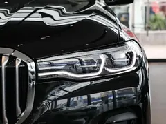 2022 BMW X7 xDrive40i Luxury Package, чёрный — фото 7