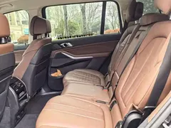 2022 BMW X7 xDrive40i Luxury Package, чёрный — фото 13