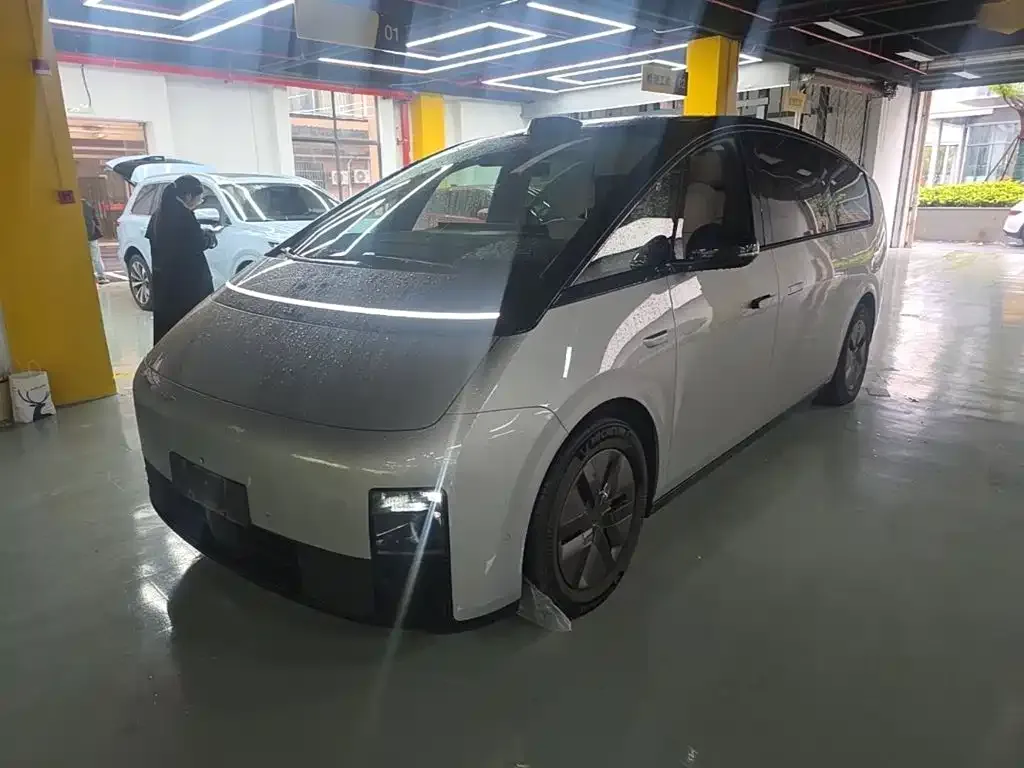 2024 Li Auto MEGA Ultra