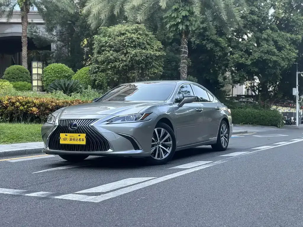 2020 Lexus ES 300h Excellence