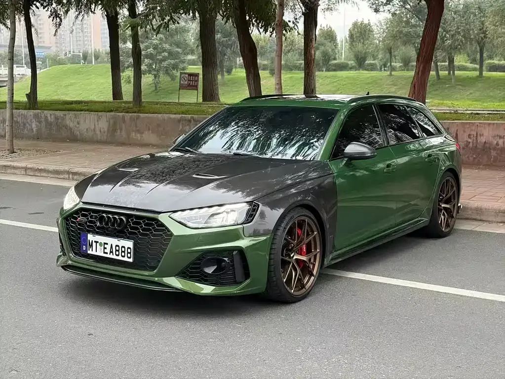 2022 Audi RS 4 Avant Dark Gold
