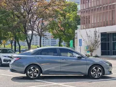 2022 Hyundai Elantra 1.5L CVT LUX Premium, чёрный — фото 7