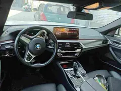 2022 BMW 5 Series 530i M Sport Package, белый — фото 5