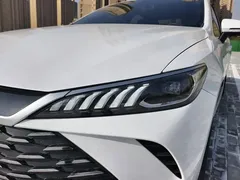 2025 BYD Qin PLUS DM-i PHEV Smart Driving 55km Leading, белый — фото 5