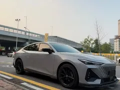 2022 Changan UNI-V 1.5T Premium — фото 3