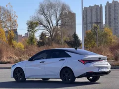 2022 Hyundai Elantra 1.5L CVT LUX Premium, белый — фото 6