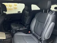 2021 Toyota Sienna 2.5L Hybrid Ultimate, белый — фото 11
