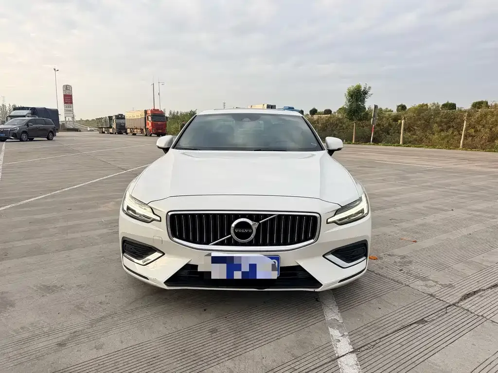 2022 Volvo S60 B4 Luxury