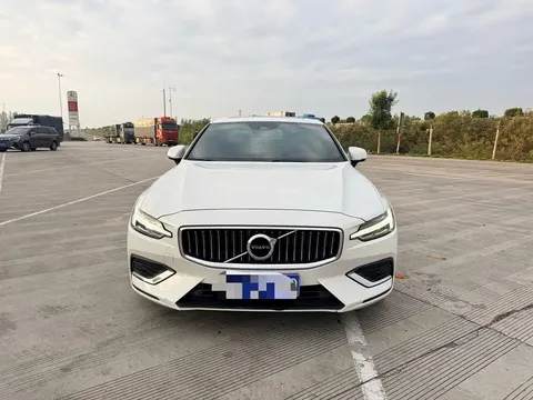 2022 Volvo S60 B4 Luxury