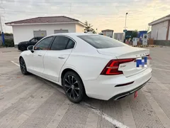 2022 Volvo S60 B4 Luxury, белый — фото 4
