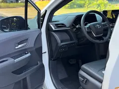 2021 Toyota Sienna 2.5L Hybrid Premium, белый — фото 10