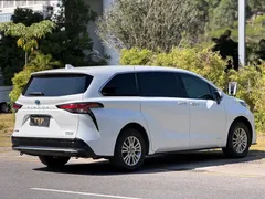 2021 Toyota Sienna 2.5L Hybrid Premium, белый — фото 13