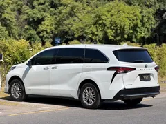 2021 Toyota Sienna 2.5L Hybrid Premium, белый — фото 15