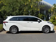 2021 Toyota Sienna 2.5L Hybrid Premium, белый — фото 16