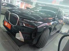 2023 BMW X7 xDrive40i Luxury Package, чёрный — фото 1