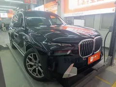 2023 BMW X7 xDrive40i Luxury Package, чёрный — фото 4