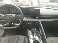 2022 Hyundai Elantra 1.5L CVT LUX Premium — фото 13