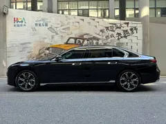 2023 BMW 7 Series 735Li Luxury Package, чёрный — фото 3
