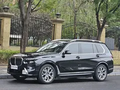 2023 BMW X7 xDrive40i Luxury Package, чёрный — фото 1