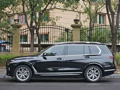 2023 BMW X7 xDrive40i Luxury Package, чёрный — фото 2