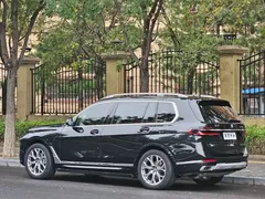 2023 BMW X7 xDrive40i Luxury Package, чёрный — фото 3