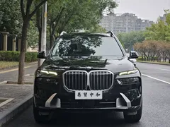 2023 BMW X7 xDrive40i Luxury Package, чёрный — фото 4
