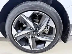 2022 Hyundai Elantra 1.5L CVT LUX Premium, белый — фото 15