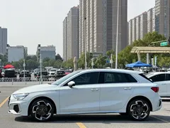 2023 Audi A3 Sportback 35 TFSI Luxury Sport, белый — фото 5