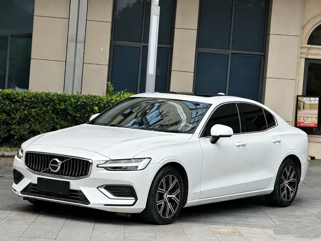 2023 Volvo S60 B4 Luxury