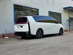 2025 Li Auto MEGA Ultra Smart Refresh, белый — фото 3