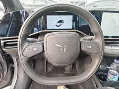 2025 Hongqi EH7 640 4WD — фото 11