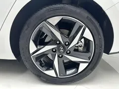 2022 Hyundai Elantra 1.5L CVT LUX Premium, белый — фото 18