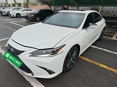 2021 Lexus ES 300h Hybrid Premium, белый — фото 1