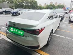 2021 Lexus ES 300h Hybrid Premium, белый — фото 7