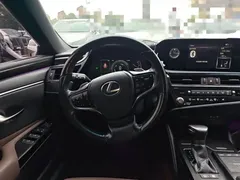 2021 Lexus ES 300h Hybrid Premium, белый — фото 11