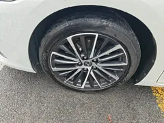 2021 Lexus ES 300h Hybrid Premium, белый — фото 23