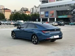 2022 Hyundai Elantra 1.5L CVT LUX Premium, синий — фото 6