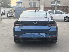 2022 Hyundai Elantra 1.5L CVT LUX Premium, синий — фото 5